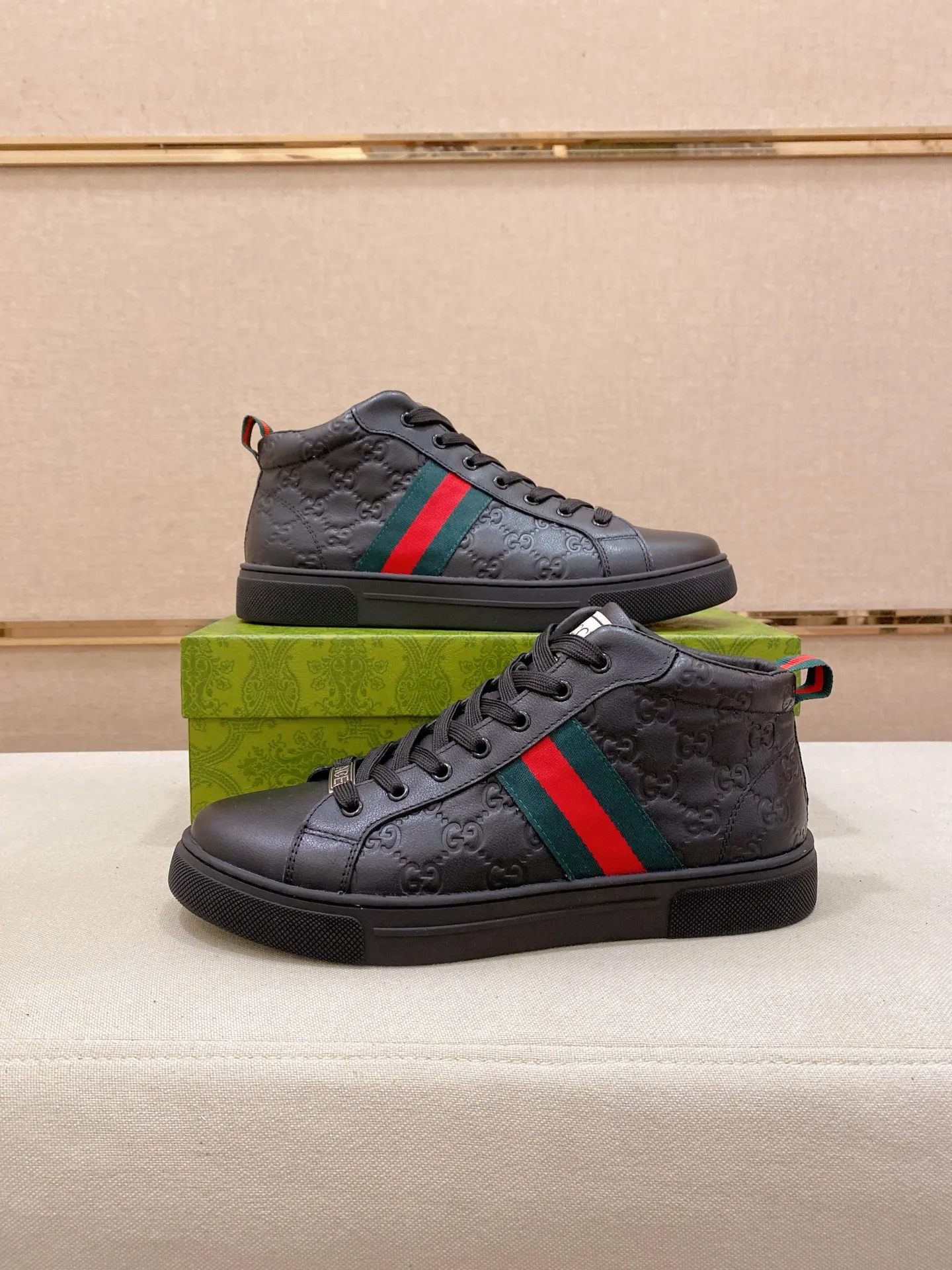 Factory price: 480💰 (GUCCI) The latest model from the official website 🎁🎁Casual and fashionable men's shoes👟, hot style 💥The version is simple and elegant, exclusive for trendy men. Unique official website latest brand elements 👑Gucci original decoration, fashionable and generous, the fabric is original cowhide ✅sheepskin lining, the official website specifies wear-resistant casual outsole, the classic model is taken in kind at the counter🎬38-44 (45 is not returned or exchanged)